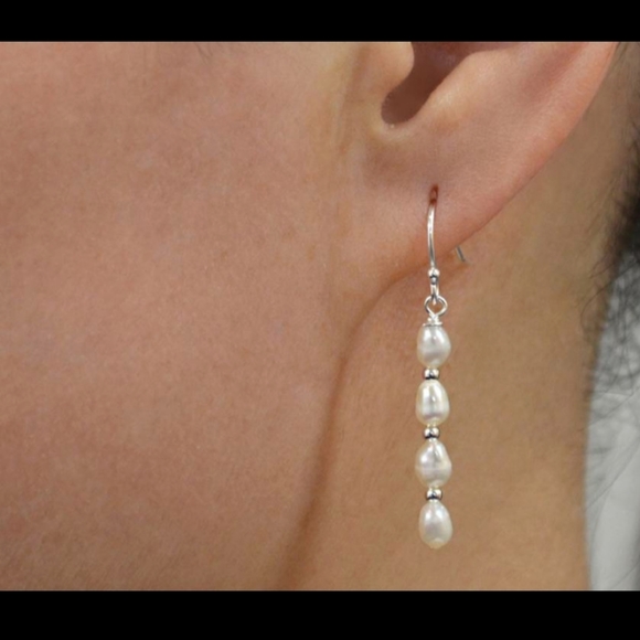 Jewelry - 👀 50% OFF💕NIP‼️💕 Sterling Silver Fresh Water Pearl Earrings